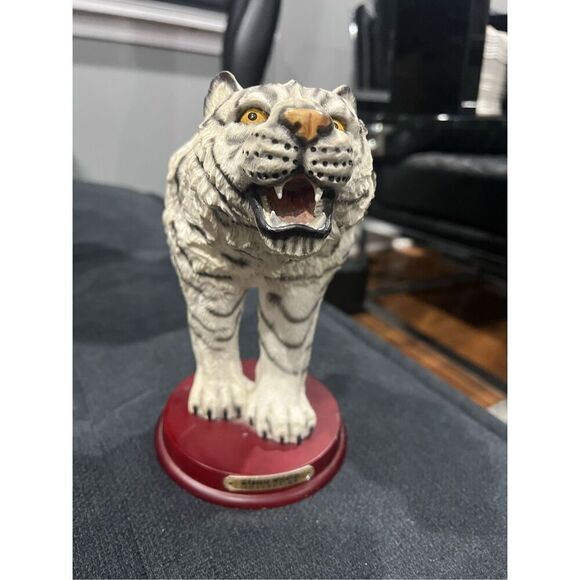 Classic Wildlife Collection White Tiger figurine - Picture 3 of 11